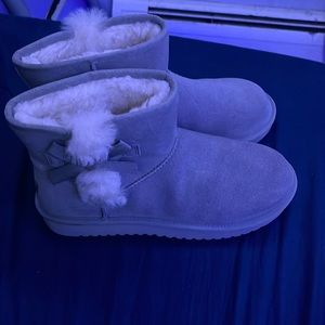 These are a pair of gray Uggs size 9 in women’s, no box